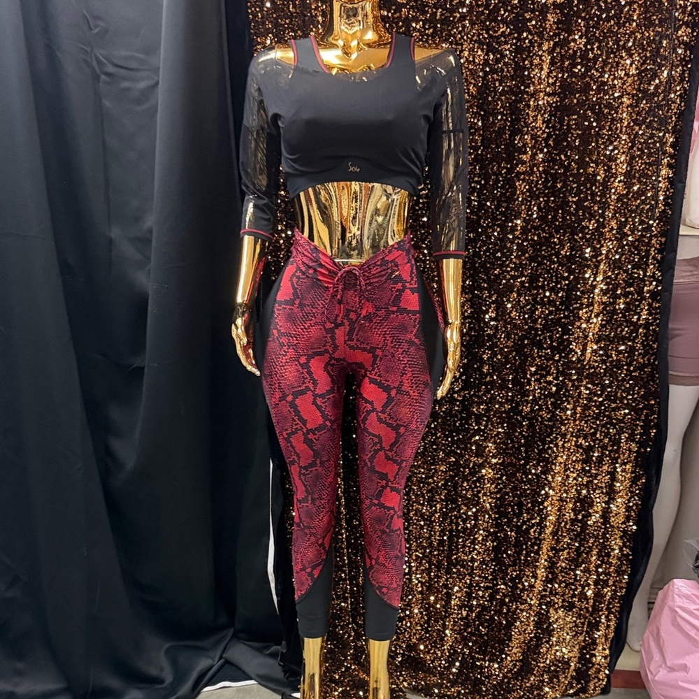 Chic Red Snake Print Leggings